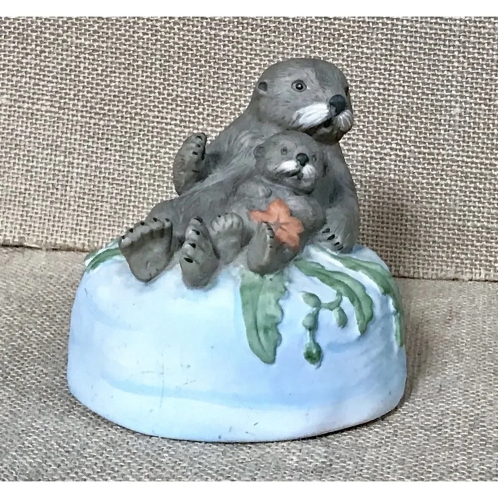 Vintage San Francisco Sea Otter Mother Baby Music Box Plays Pearly Shells